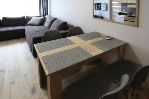 科沃布热格Apartament Navigare的客厅配有桌子和沙发