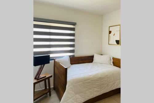 马萨特兰Modern Decor Apartment near ocean的一间卧室设有一张床和一个窗口