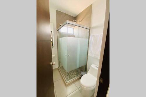 马萨特兰Modern Decor Apartment near ocean的一间带卫生间和玻璃淋浴间的浴室