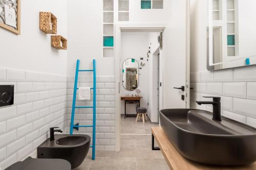 里耶卡Apartment Vintasio的浴室设有黑色水槽和镜子