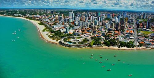 若昂佩索阿Imperial Flat Tambaú - João Pessoa的享有城市和海滩的空中景致