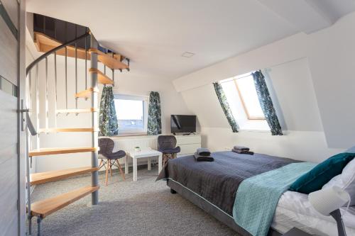 斯克拉斯卡波伦巴VILLA TO-TU的一间卧室设有一张床和一个螺旋楼梯