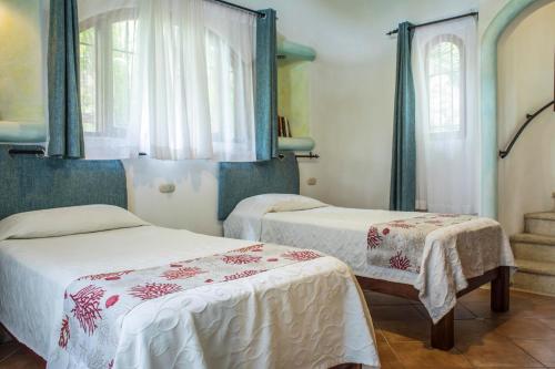 萨玛拉Villa Bruga en Samara Rocks的一间卧室设有两张床和两个窗户。