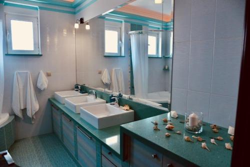 纳夫普利翁Βίλα Αμαλία Ναύπλιο的一间带两个盥洗盆和大镜子的浴室