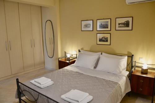 纳夫普利翁Βίλα Αμαλία Ναύπλιο的一间卧室配有一张床,上面有两条毛巾