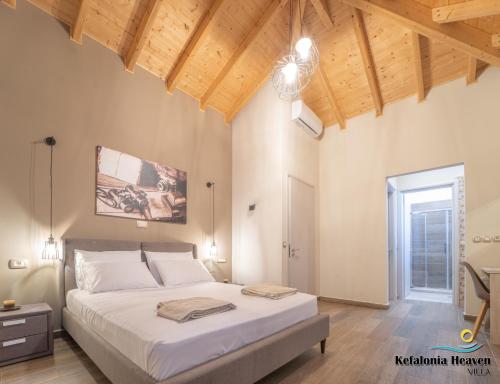 弗拉哈塔Kefalonia Heaven Villa的一间卧室设有一张大床和木制天花板。