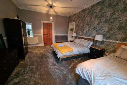 瑟索North Coast Property - North Coast Cottage的一间卧室,配有两张床