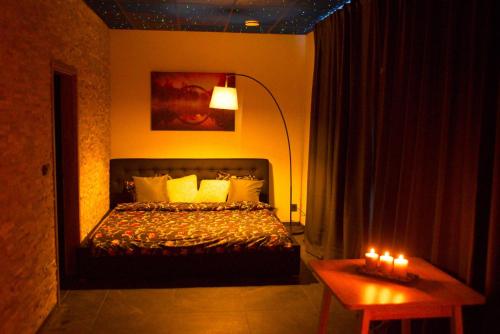 BaškaWellness Baška的一间卧室配有一张带两张蜡烛的桌子。