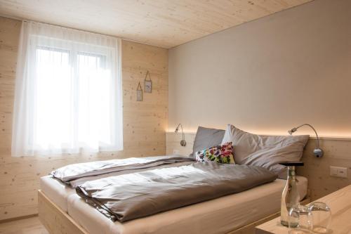 MosnangkroneLODGE - Self-Check-In Hotel的一间卧室设有一张大床和窗户