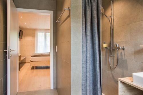 MosnangkroneLODGE - Self-Check-In Hotel的带淋浴和盥洗盆的浴室
