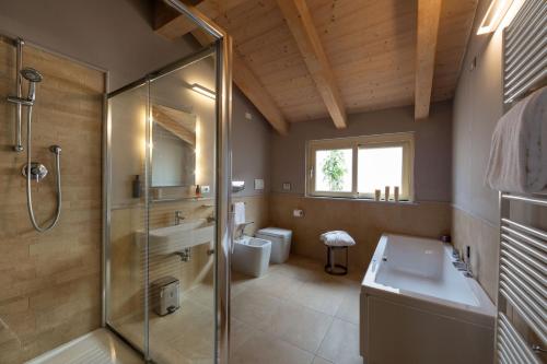 圣杰米尼Grand Hotel San Gemini I UNA Esperienze的带淋浴、盥洗盆和卫生间的浴室