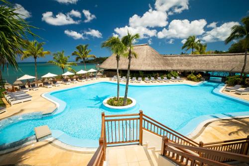 巴拉克拉瓦玛丽蒂姆毛里求斯水疗度假酒店的享有度假村游泳池的景致。