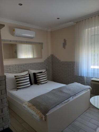 帕波维奥拉温德加住宿加早餐旅馆的卧室配有带枕头的大型白色床
