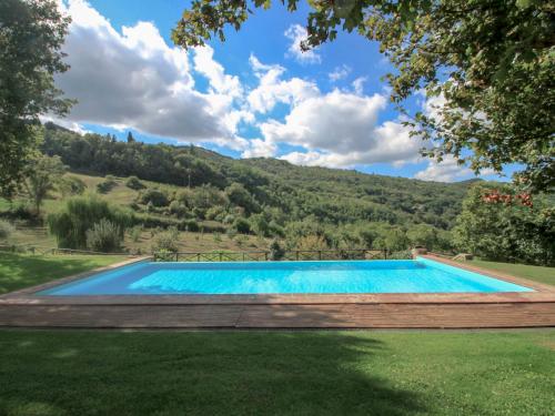 基安蒂的卢科莱纳Holiday Home Torsoli by Interhome的一座位于庭院内的游泳池,山底下