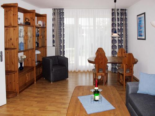奥斯特西巴德钦诺维茨Apartment Bellevue-1 by Interhome的客厅配有沙发和桌子