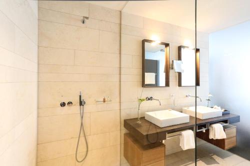 拉亨拉亨滨海酒店的带淋浴、盥洗盆和镜子的浴室