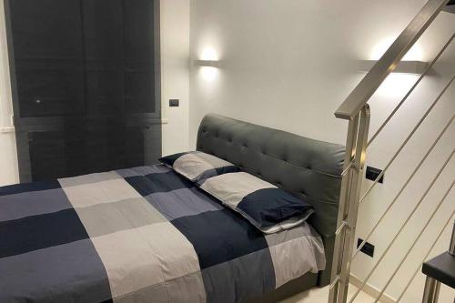 米兰ATTICO Milano-Bicocca的一间卧室配有蓝色和白色床单
