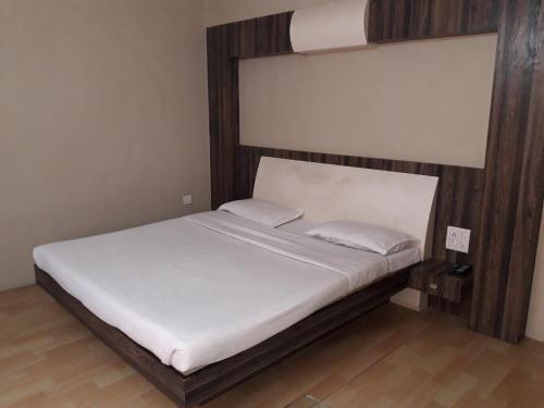 Wonderful View Hotel WR Bhavnagar客房内的一张或多张床位