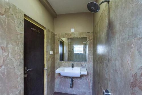 巴夫那加尔Wonderful View Hotel WR Bhavnagar的一间带水槽和镜子的浴室