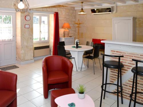雷斯蒂涅Holiday Home Les Mailloches - REE100 by Interhome的一间带红色桌椅和柜台的餐厅
