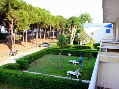 西尔维佩斯Apartment Cerrano by Interhome的享有带椅子和蓝伞的花园美景。