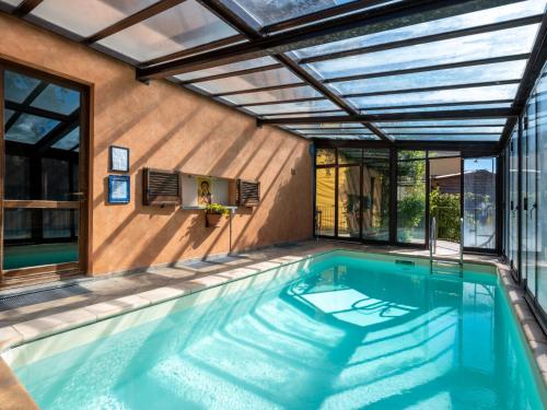 NarzoleHoliday Home I Briganti by Interhome的一座带玻璃天花板和房屋的室内游泳池
