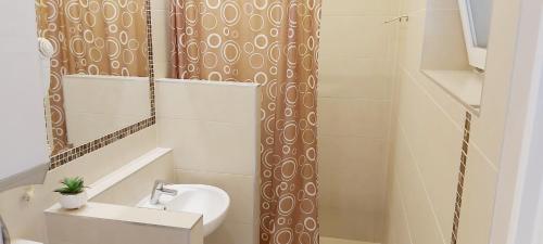 埃格尔天堂公寓的一间带水槽和镜子的小浴室