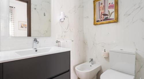 马略卡岛帕尔马Casa en Son Espanyolet的白色的浴室设有水槽和卫生间。