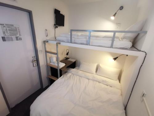 台北品格子旅店北车馆的一间小房间,内设两张双层床