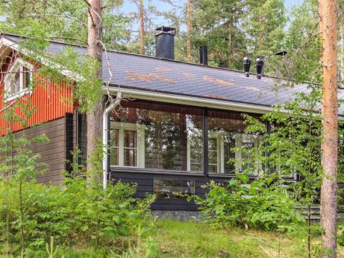 科林基拉Holiday Home Luppo-koli - laferte 1 by Interhome的屋顶上有一个太阳能屋顶的房子