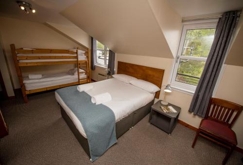 威廉堡银行街旅馆的一间卧室配有一张床和一张双层床。