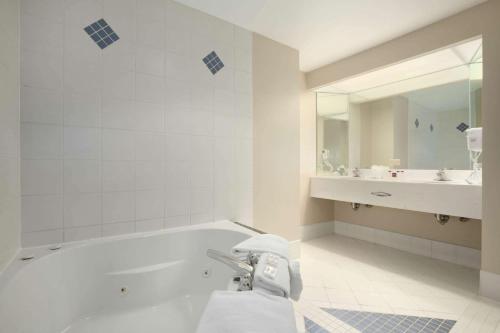 41 Lakefront Hotel, Trademark Collection by Wyndham的一间浴室