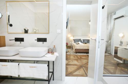 斯普利特Garden Luxury Room的一间带两个盥洗盆的浴室和一间客厅。