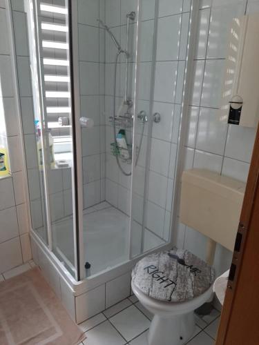 维尔塞伦NiceRooms Aachen的带淋浴和卫生间的浴室