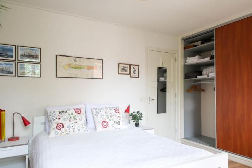 吕伐登Logement het Herenwaltje的卧室配有白色的床和枕头。