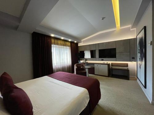 斯科普里Queen's Hotel - Zebra Centre的酒店客房带一张床和一个厨房
