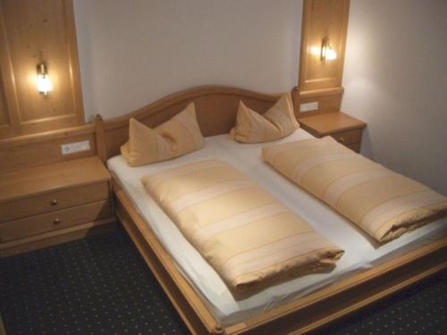 塞埃巴克鲍尔勒霍夫旅馆的一张大床,位于带2个床头柜的房间