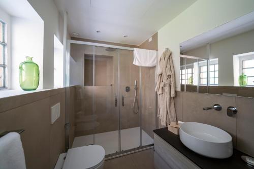 科莫Le Stanze del Lago Suites & Pool的带淋浴、卫生间和盥洗盆的浴室