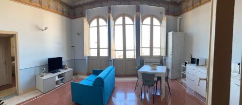 卡斯泰尔菲达尔多ROSSO DI SERA的客厅配有蓝色的沙发和桌子