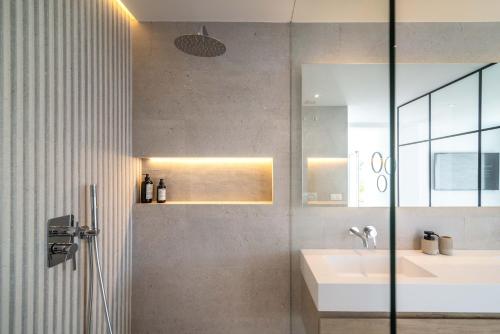 马贝拉Exclusive House located in Prime location的一间带水槽和淋浴的浴室