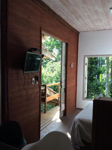 阿布拉奥Casa Grande Flats的一间卧室设有一张床和一个阳台的窗户。