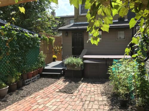 多伦多Love-nest With Private Hot Tub的一个带砖砌庭院和植物的花园