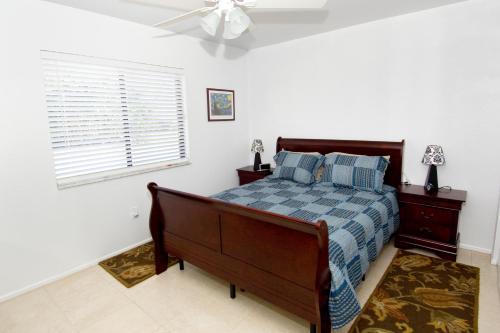 夏洛特港利尔西斯湖畔度假屋的一间卧室配有一张床和吊扇