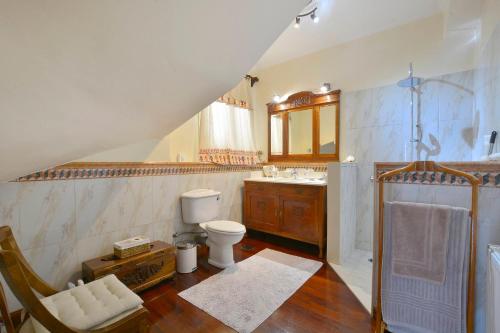 阿齐欧斯·贡多斯Villa Kardami -country house的浴室配有卫生间、盥洗盆和淋浴。