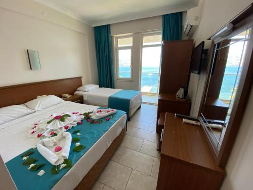 马尔马里斯B&B Yuzbasi Beach的酒店客房设有两张床和电视。