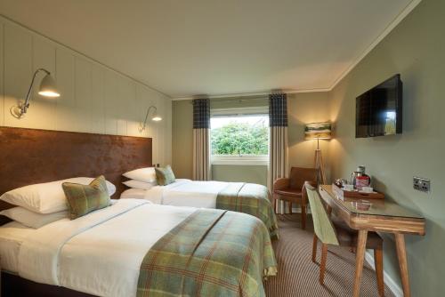 克雷格纽尔马尔岛Spa酒店 的酒店客房配有两张床和一张书桌