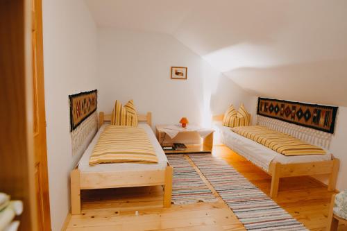 LăzareaGáll vendégház的一间客房内配有两张床的房间