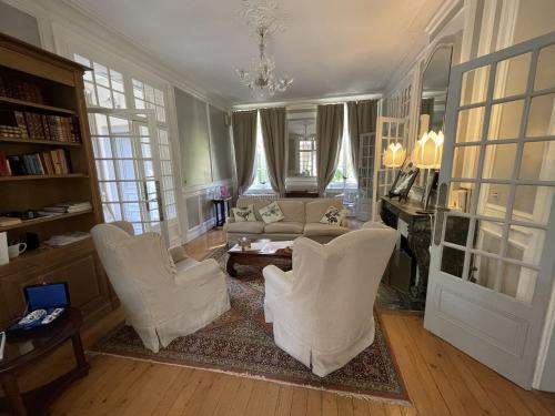 滨海努瓦耶勒诺叶勒斯城堡 - 拜尔索梅酒店的客厅配有白色椅子和沙发