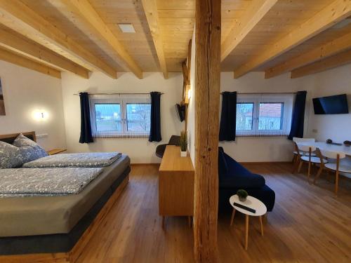 海格-安豪斯奥克Bed & Breakfast的卧室配有一张床和一张桌子及椅子