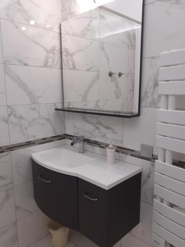 奥朗日Antony Real的白色的浴室设有水槽和镜子